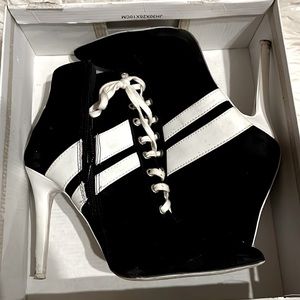 Pretty used ok condition black and white boots